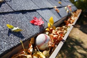 Danni da grondaie intasate, chi paga i danni derivanti da infiltrazioni?