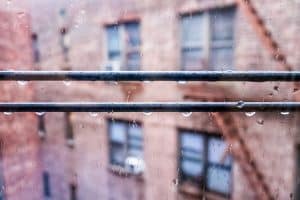 Infiltrazioni dal pluviale condominiale: chi paga i danni?