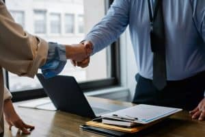 Pagato 65.000 euro all’anno