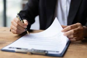 una persona legge un documento
