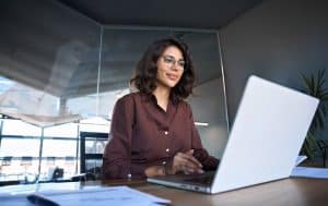 una donna al computer