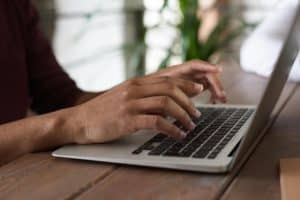 una persona al pc