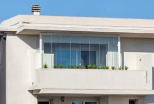 Il balcone chiuso con struttura fissa e tende retrattili in PVC costituisce una veranda