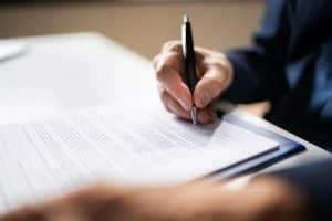 una persona compila un documento
