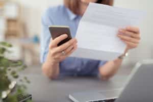 una persona controlla il telefono