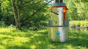 Questa macchina converte acqua inquinata in potabile in pochi secondi