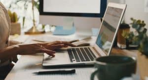 una persona al computer