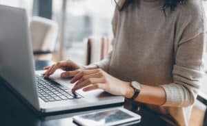 una persona al computer