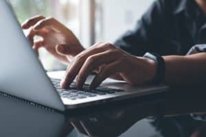 una persona al pc