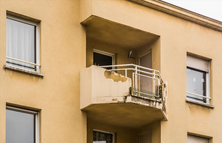 Parti comuni e infiltrazioni, il condominio risarcisce i danni anche per vizi del costruttore