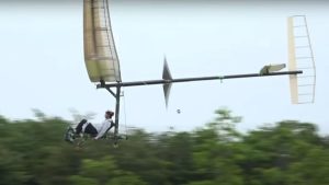 Studenti giapponesi costruiscono un aereo a pedali e percorrono 19 km