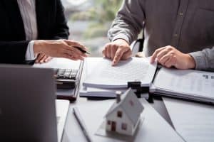 persone con documenti sulla casa