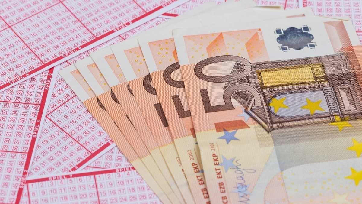 Rientrando dalle vacanze scopre di aver vinto 22 milioni di euro al lotto