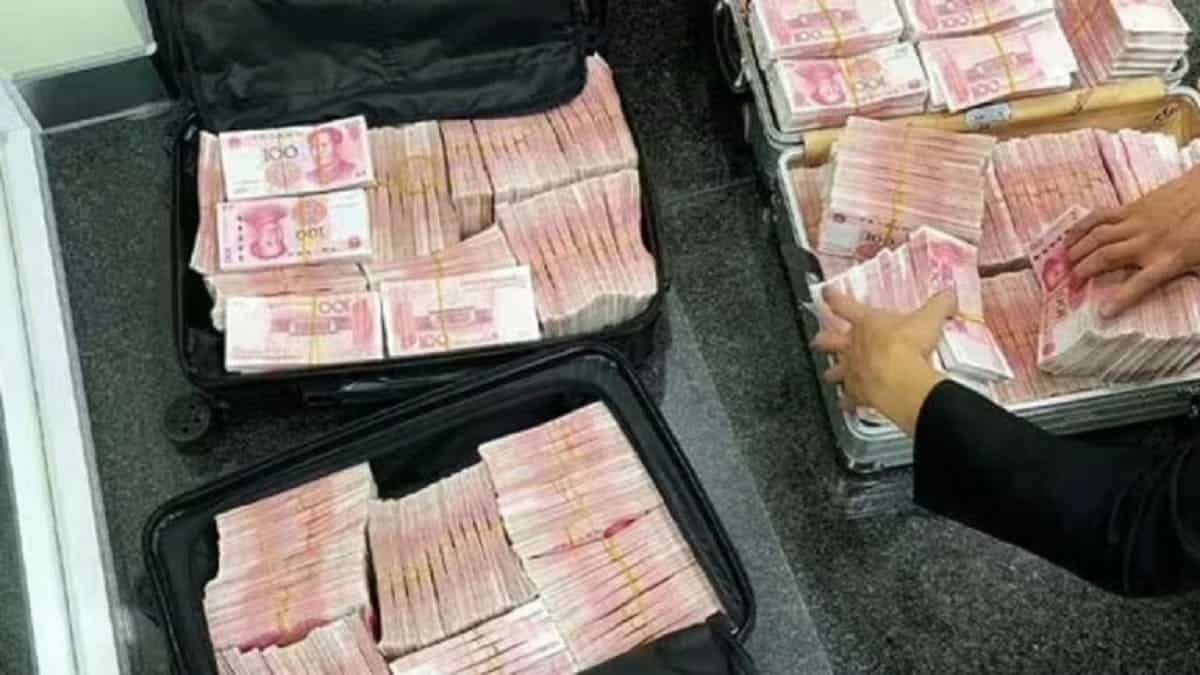 Un milionario ritira tutto il suo denaro in contanti