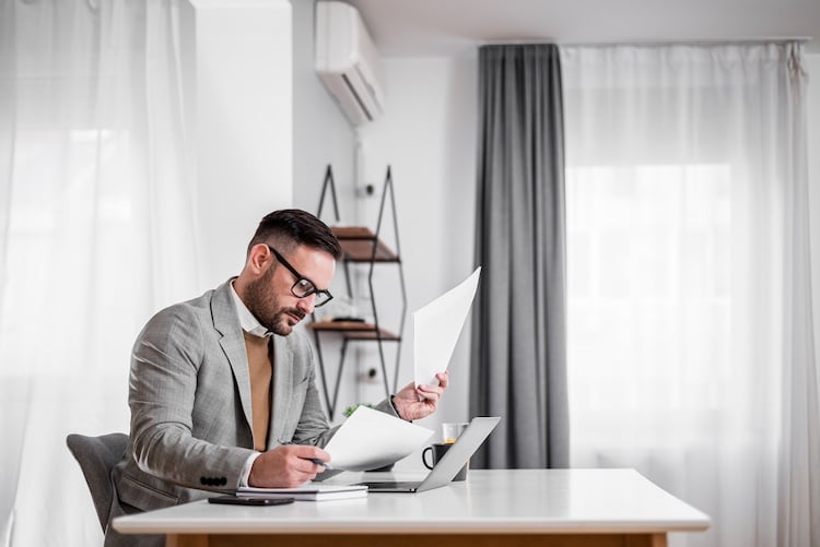 una persona legge dei documenti