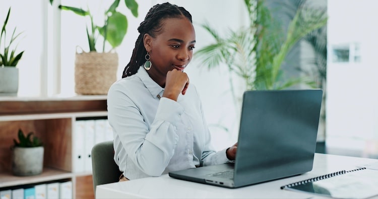 una persona al computer