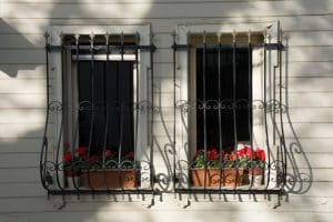È legale installare grate al piano terra senza l’approvazione del condominio?