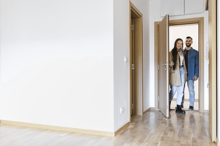 due persone visitano un appartamento