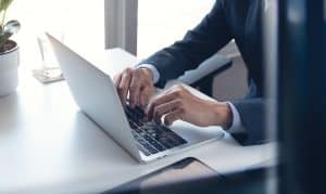 una persona al computer
