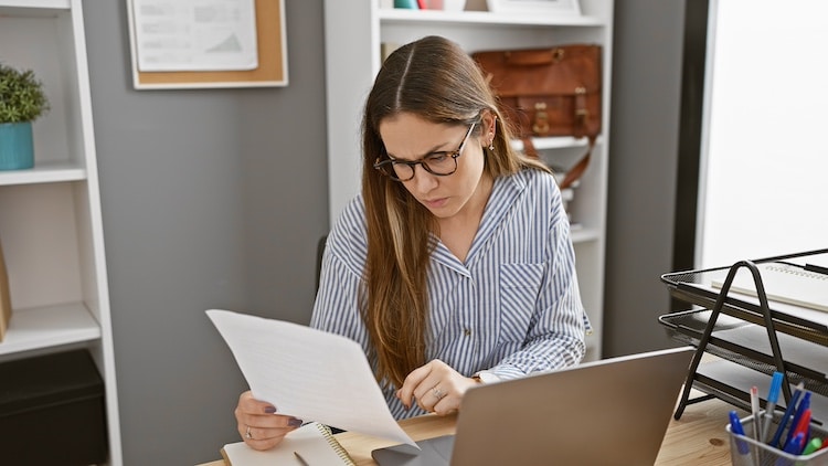 una persona legge un documento