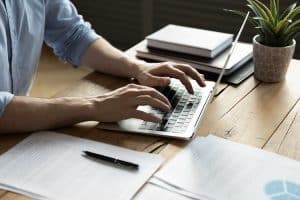 una persona al computer