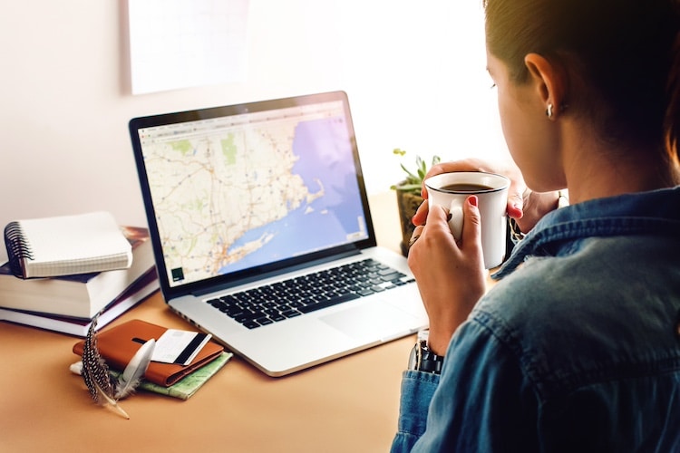 una persona al computer