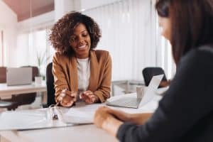 una persona parla con una consulente