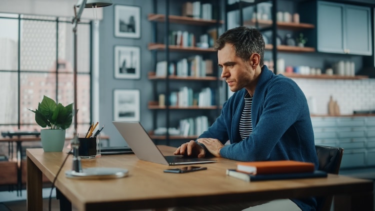 una persona al computer