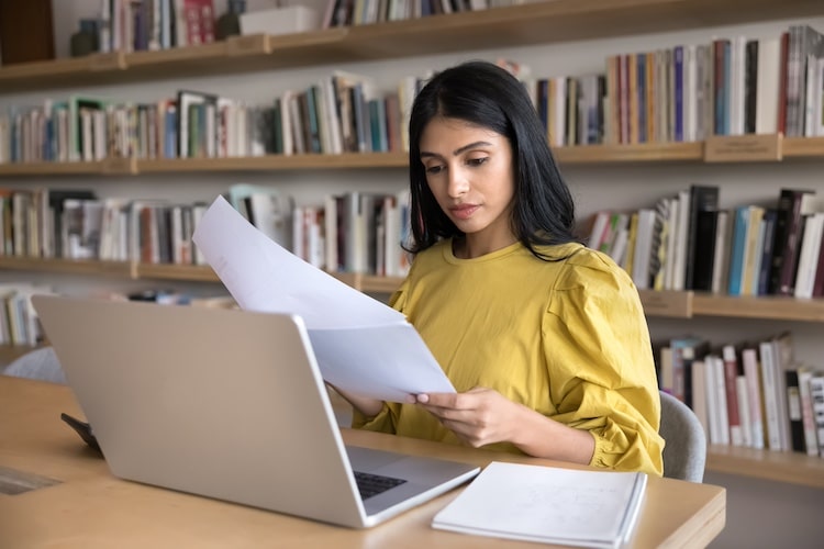 una persona al computer