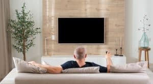 una persona alla tv