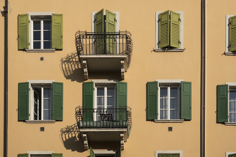 Casa in affitto in condominio: il conflitto tra il locatore ed il regolamento condominiale