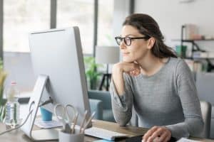 una persona al computer