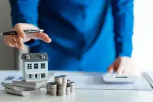 casa in miniatura con soldi