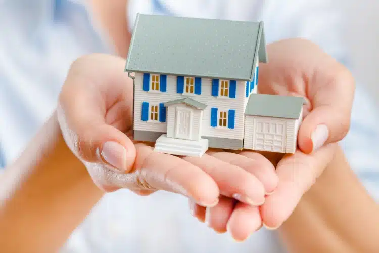 casetta tenuta tra le mani