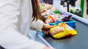 Una donna spende solo 0,88 euro per una spesa di 1070 euro