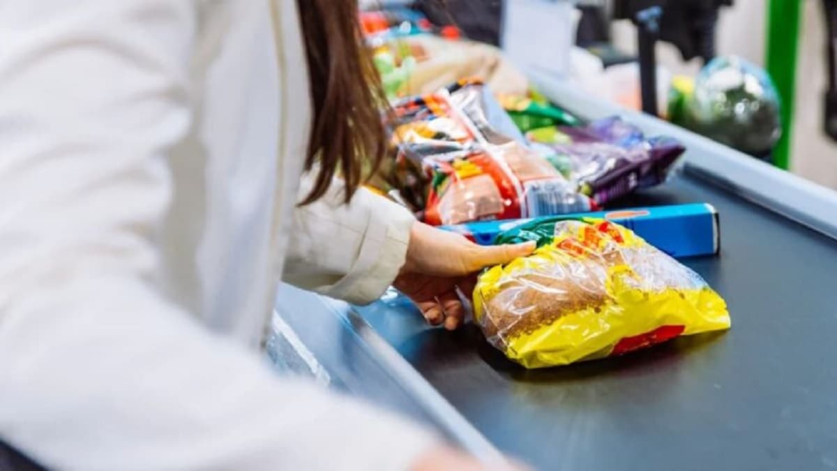 Una donna spende solo 0,88 euro per una spesa di 1070 euro