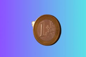 moneta da 1 euro con una croce
