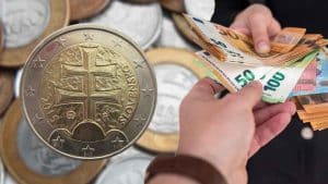 moneta da 2 euro con una croce