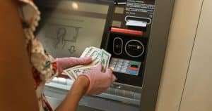 prelevare contanti da un bancomat senza carta
