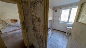 Bolletta dell'acqua esorbitante per un pensionato dopo lo sfratto degli occupanti abusivi
