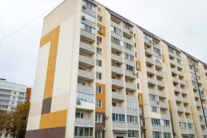 Danno non patrimoniale da infiltrazioni d’acqua: pagano condominio e proprietario del terrazzo