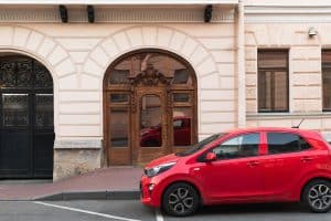 Posso parcheggiare davanti a un portone senza cartello di passo carrabile?