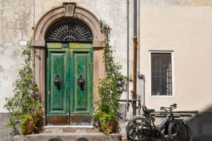 Il portone condominiale è pertinenza di privata dimora