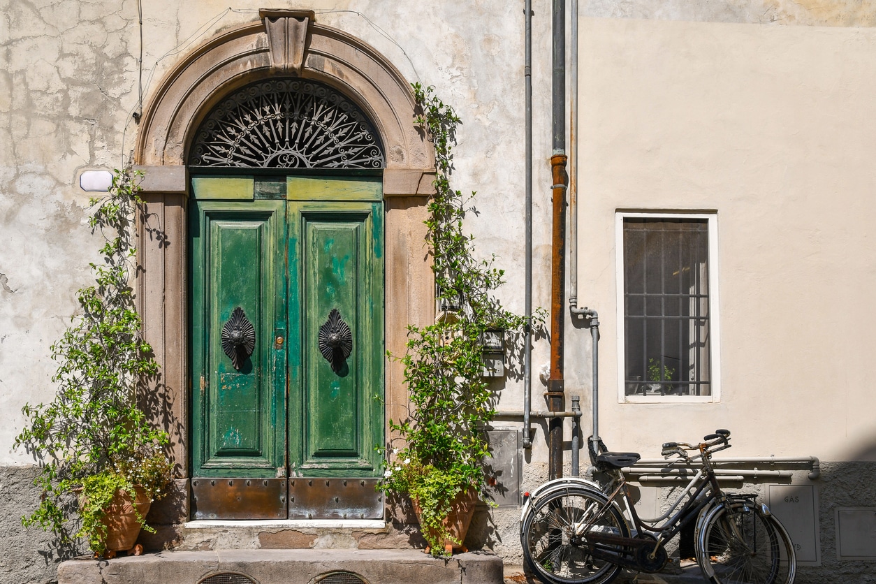 Il portone condominiale è pertinenza di privata dimora