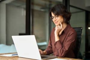 una persona al pc