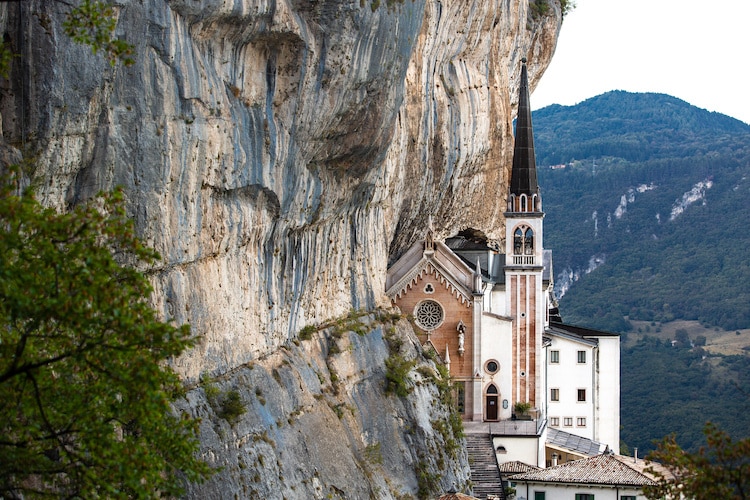 Perché il Santuario della Madonna della Corona è stato costruito nella roccia