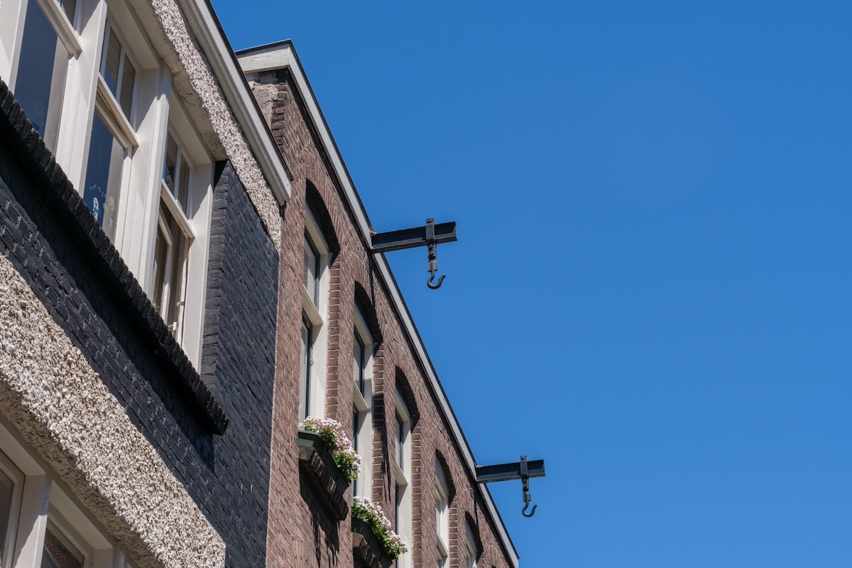 ganci in cima ai palazzi di Amsterdam