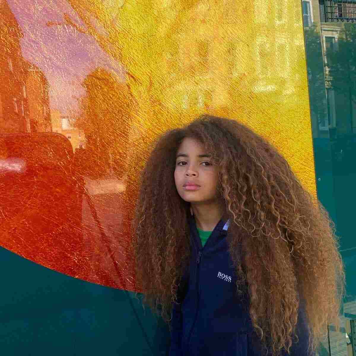 Ragazzo con i capelli lunghi
