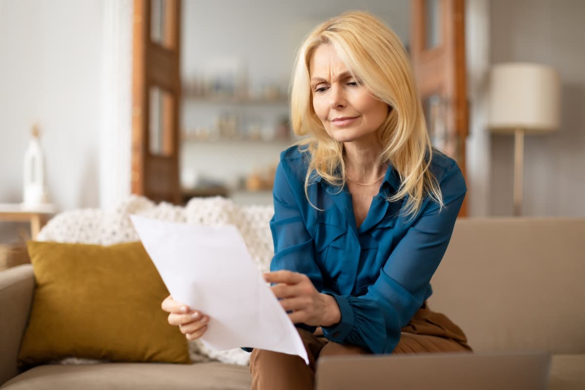 una persona legge la bolletta