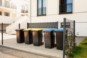 Bidoni della raccolta differenziata fuori orario: va multato il singolo condòmino indisciplinato